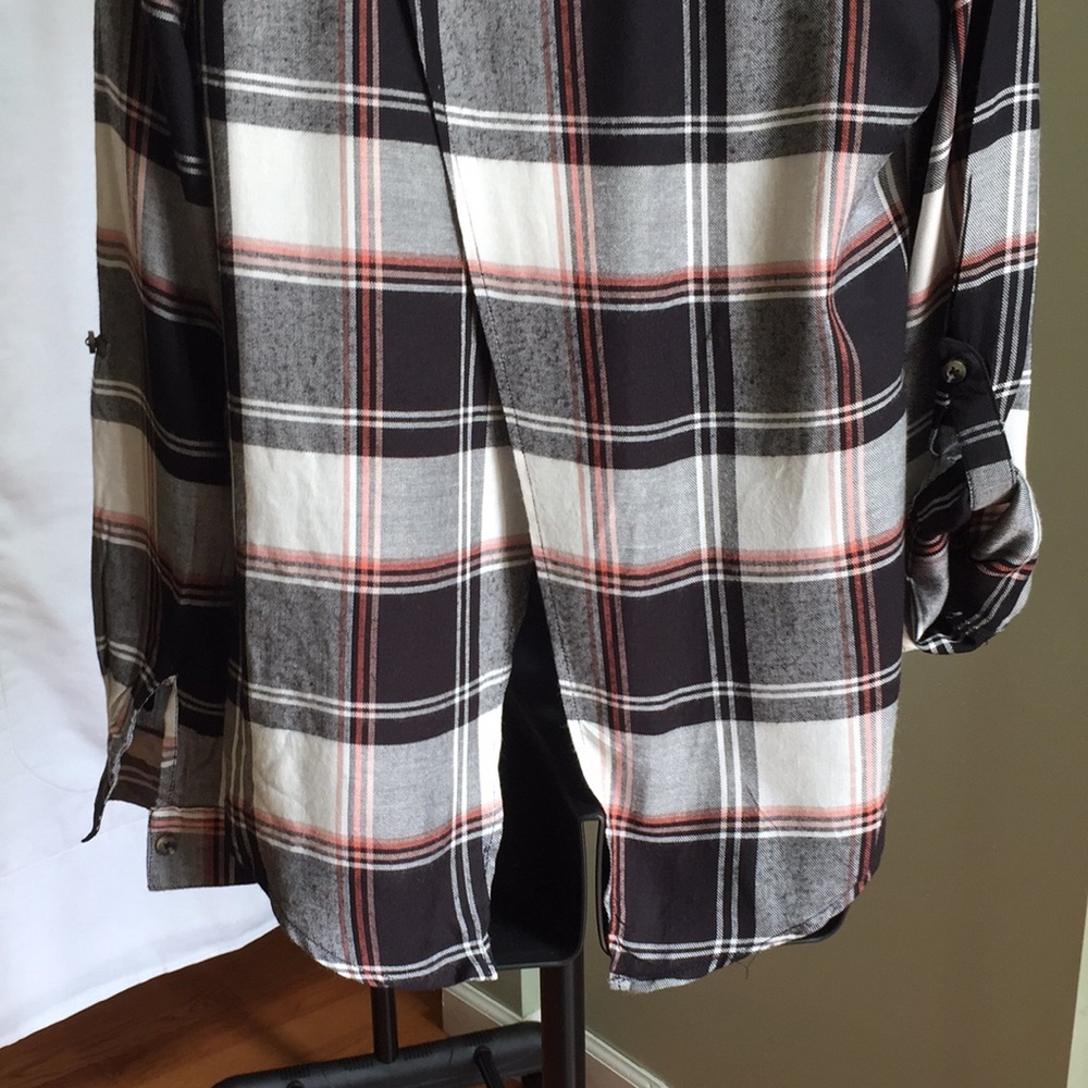 NWOT, Charlotte Russe shirt, back diagonal opening - Picture 6 of 7